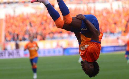 咪咕高清视频-近7战仅1胜的泰山靠1人止住颓势 小摩托独造3球